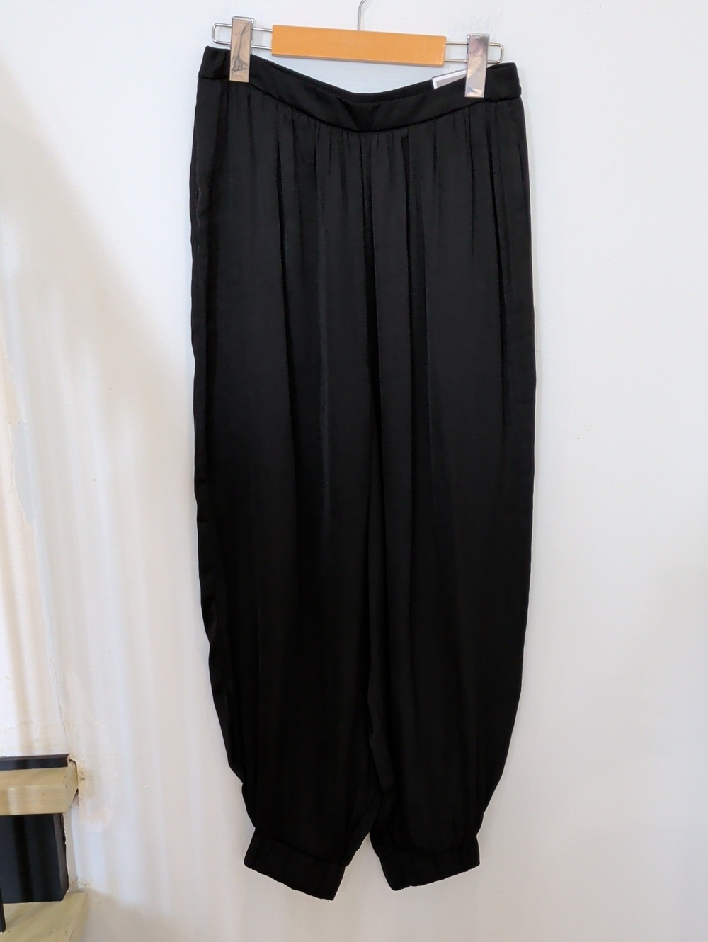 AUTRES FILLES | Women's Blk Satin Balloon Leg Lightweight Hi-Rise Ankle Pants